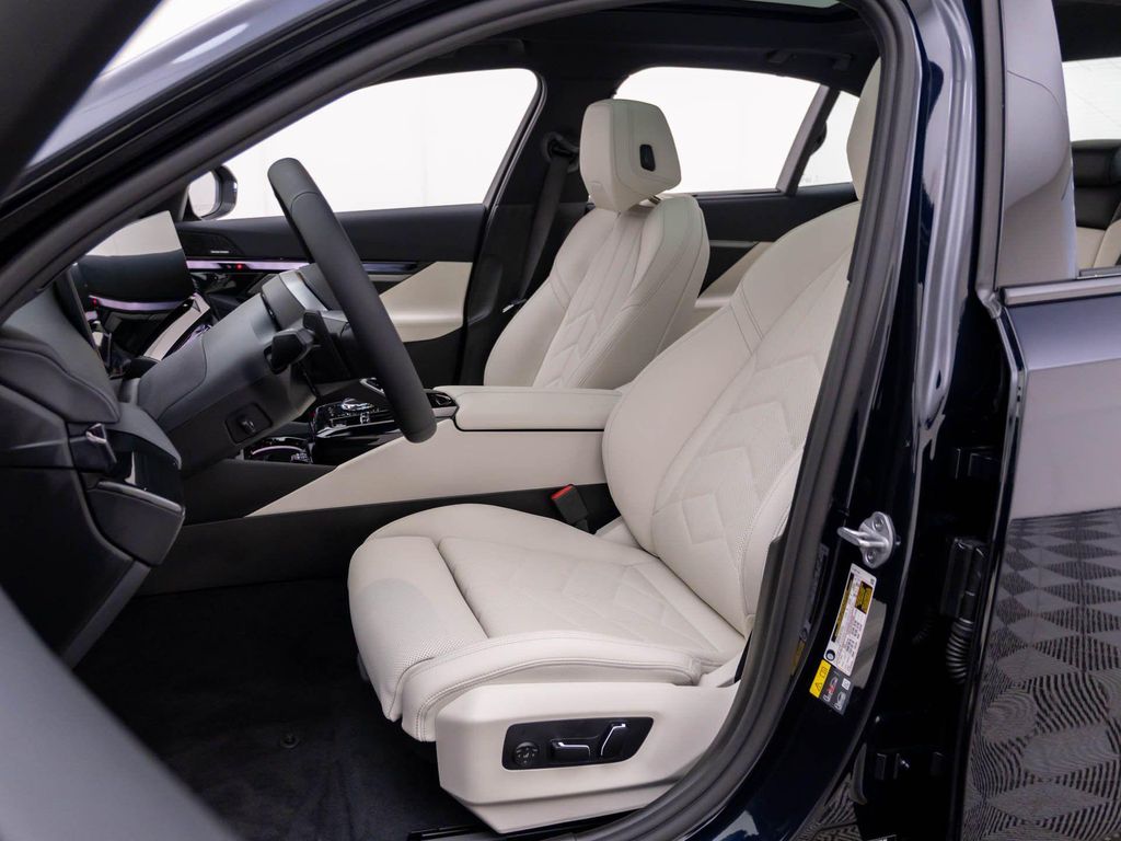 2027 BMW 550E 550E XDRIVE — миниатюра 16