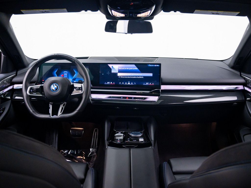 صورة 10 لـ 2026 BMW 550E XDRIVE