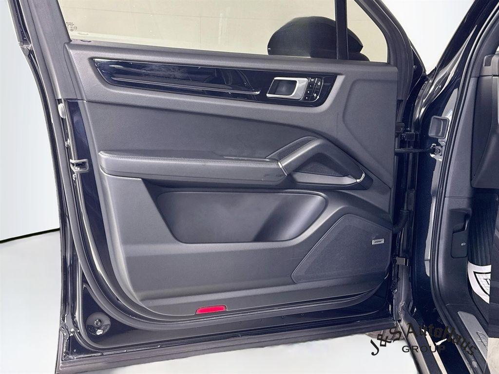 صورة 23 لـ 2021 Porsche CAYENNE BASE