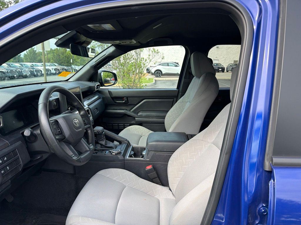 صورة 6 لـ 2025 Toyota TACOMA SR5