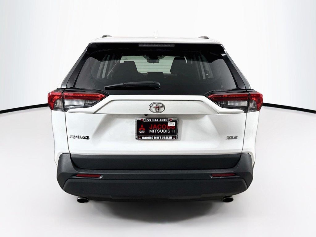 2025 Toyota RAV4 XLE — фото 4