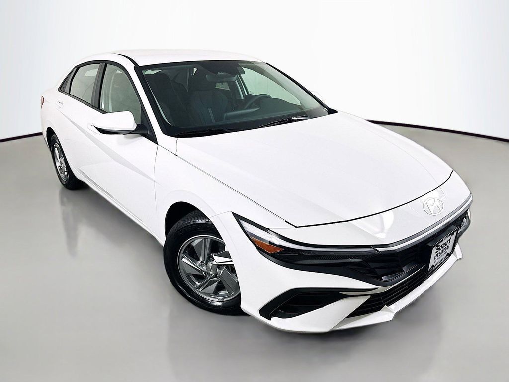 New 2026 Hyundai ELANTRA SE
