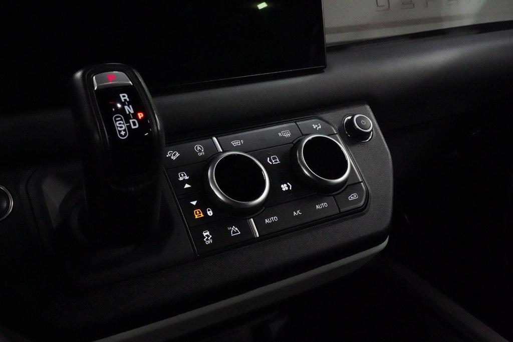 صورة 14 لـ 2023 LAND Rover DEFENDER 130 X-DYNAMIC SE