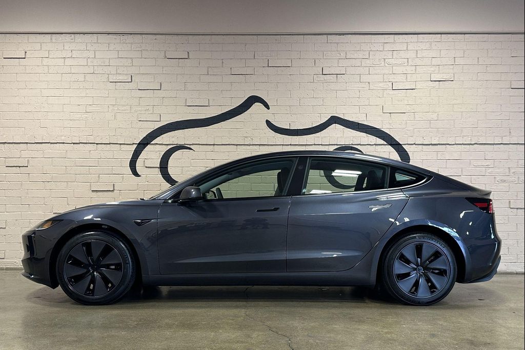 صورة 9 لـ 2025 Tesla MODEL 3 LONG RANGE