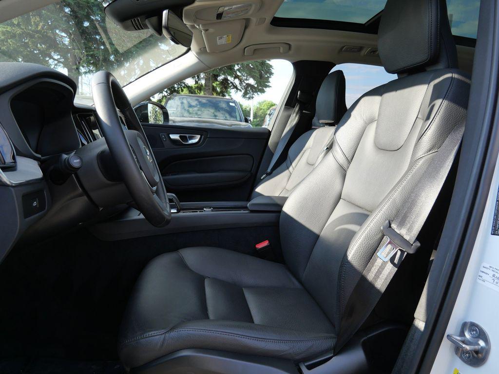 2025 Volvo XC60 B5 PLUS photo 8