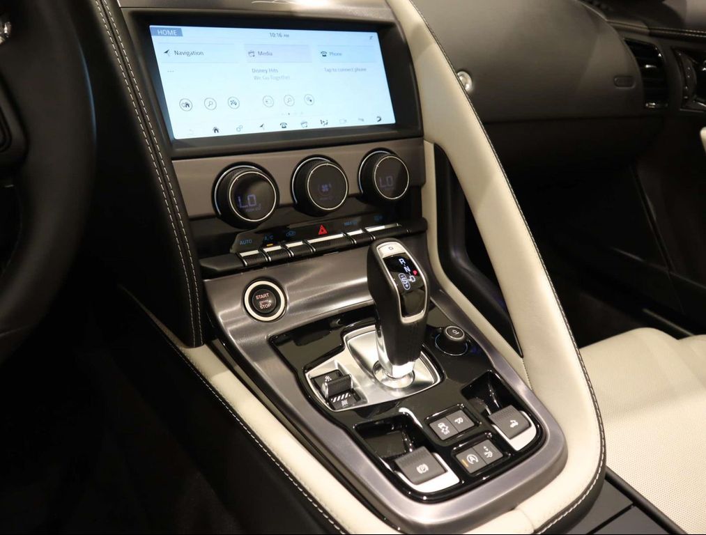 صورة مصغرة 32 لـ 2024 Jaguar F-TYPE P450 75 AWD AUTOMATIC
