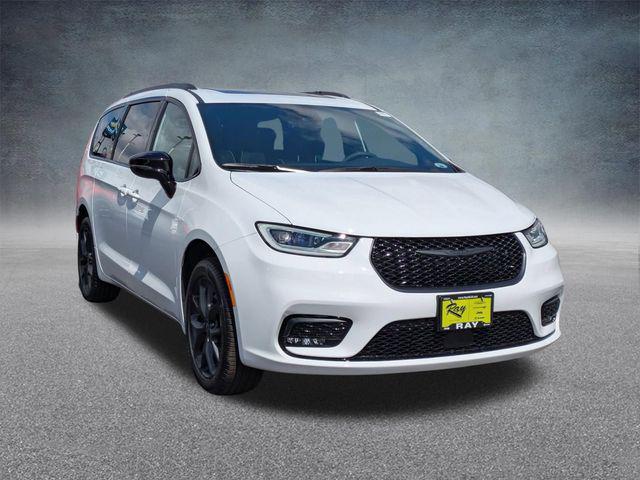 New 2026 Chrysler Pacifica Limited