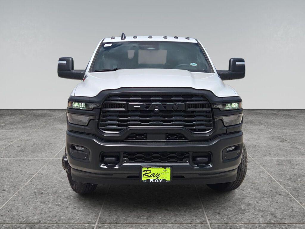 صورة 2 لـ 2026 RAM 3500 TRADESMAN CREW CAB 4X4 8' BOX