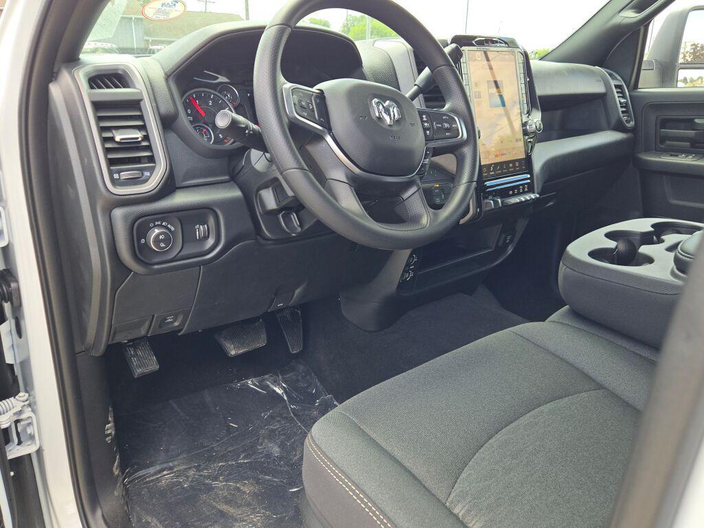 2026 RAM 3500 TRADESMAN CREW CAB 4X4 8' BOX — миниатюра 25