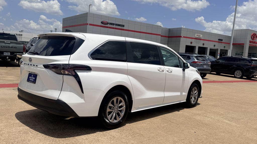 صورة 7 لـ 2026 Toyota SIENNA LE