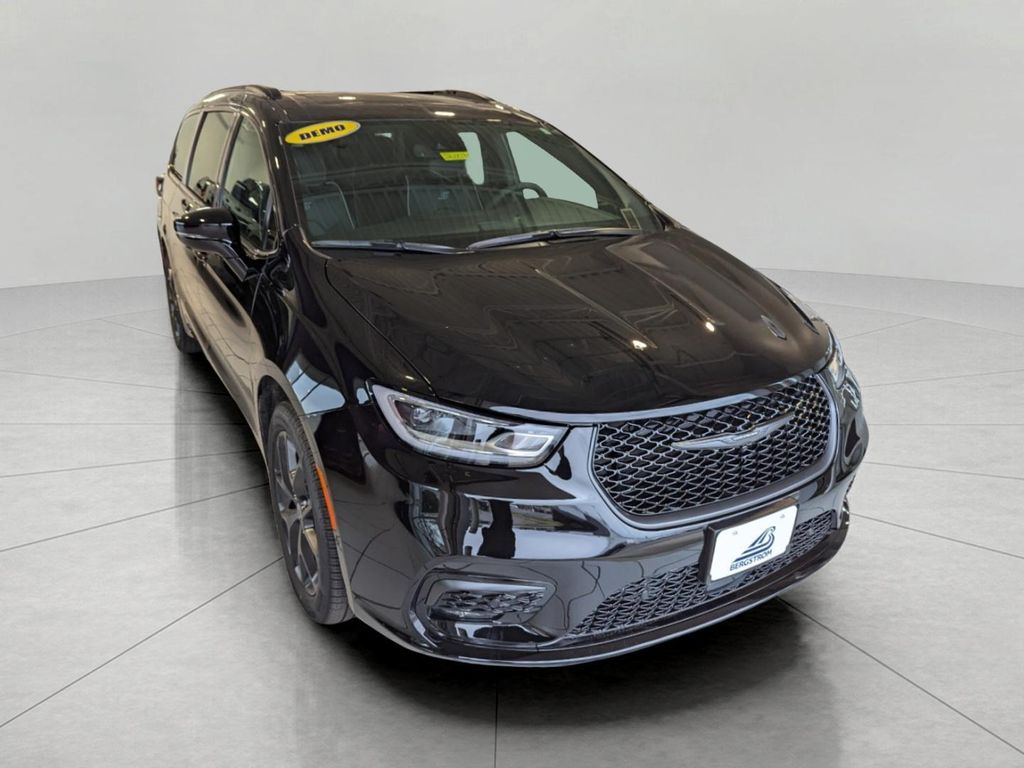 New 2026 Chrysler Pacifica Limited