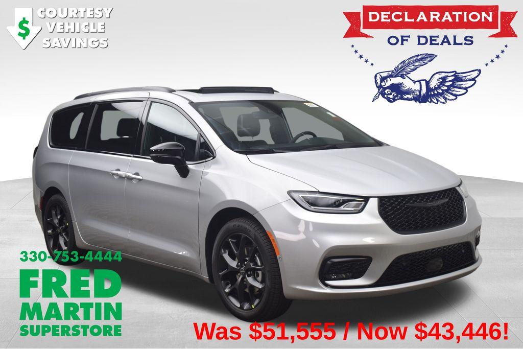 New 2026 Chrysler Pacifica Select