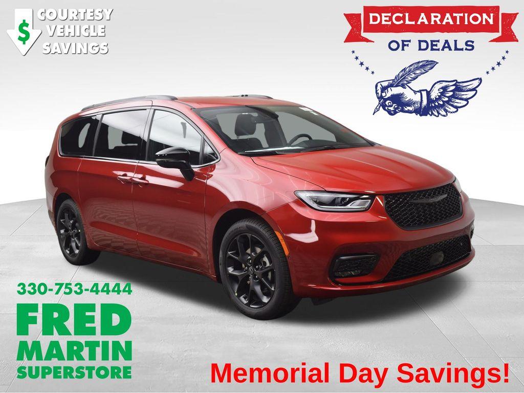 New 2026 Chrysler Pacifica Select