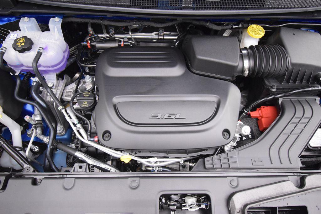 New 2027 Chrysler Pacifica SELECT