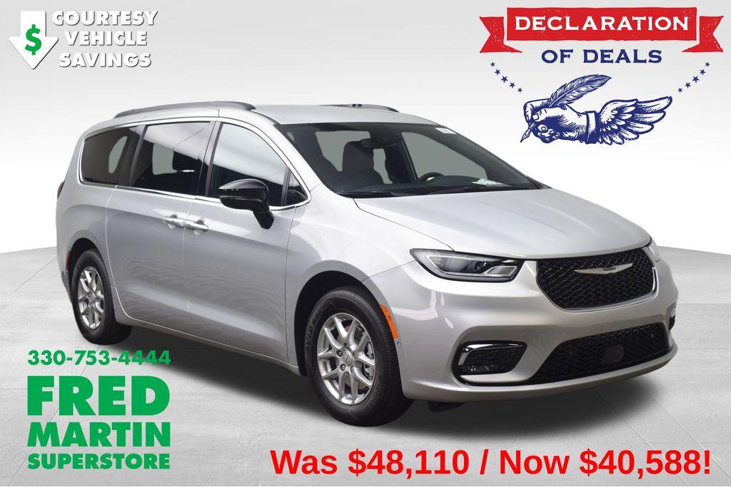 New 2026 Chrysler Pacifica Select