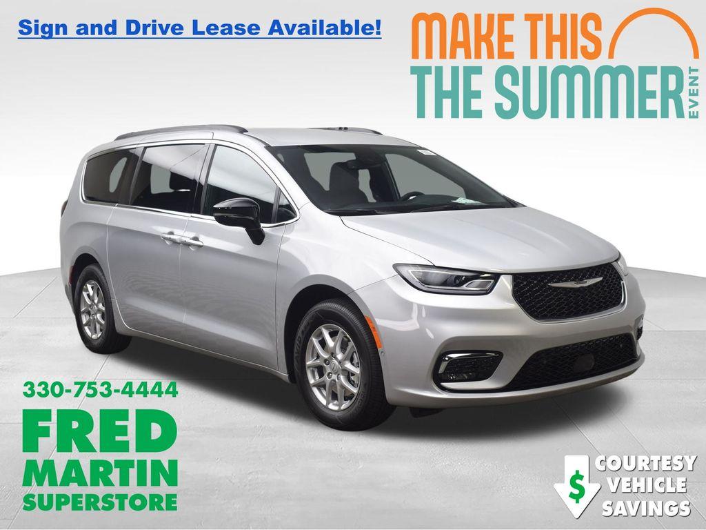 New 2026 Chrysler Pacifica Select