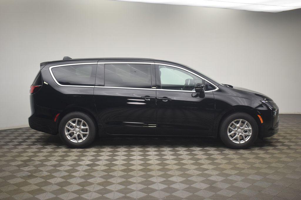 New 2027 Chrysler Pacifica SELECT