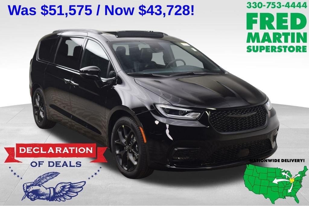 New 2026 Chrysler Pacifica Select