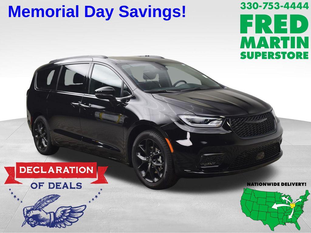 New 2026 Chrysler Pacifica Select