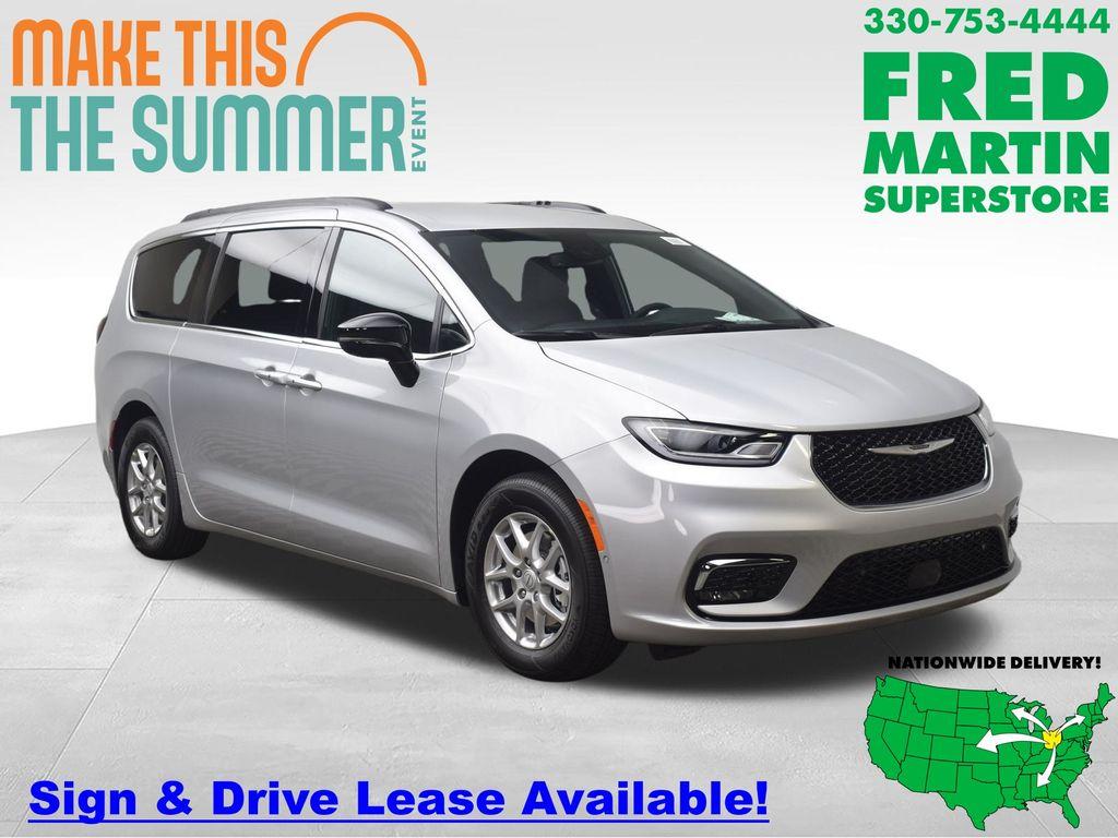 New 2026 Chrysler Pacifica Select