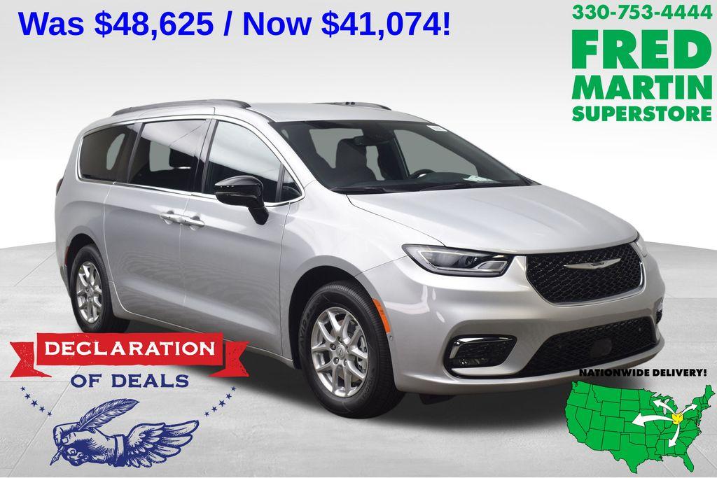 New 2026 Chrysler Pacifica Select