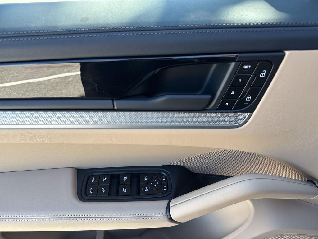 2026 Porsche CAYENNE photo 9