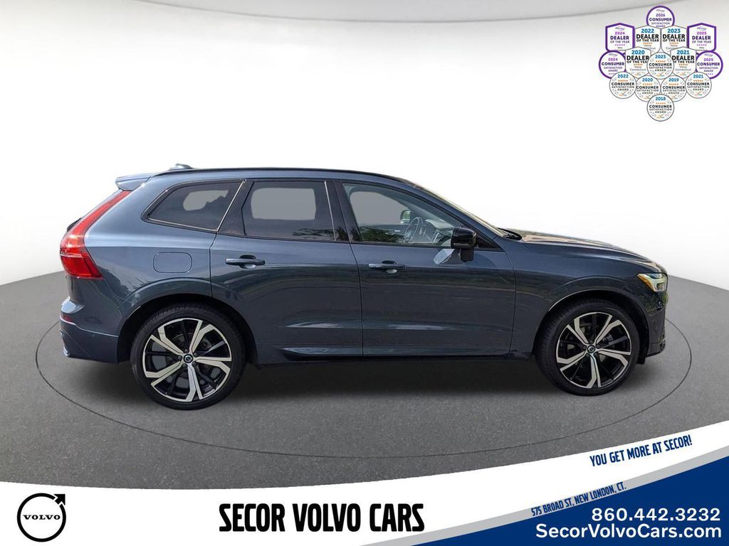 2023 Volvo XC60 ULTIMATE DARK THEME photo 5