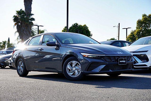New 2026 Hyundai ELANTRA SE