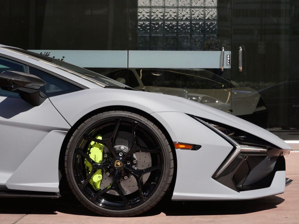 2025 Lamborghini REVUELTO photo 10