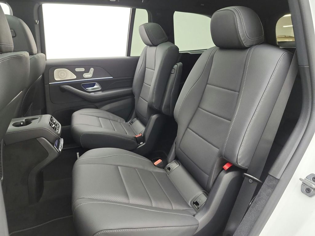 2026 Mercedes-BENZ GLS thumbnail 11