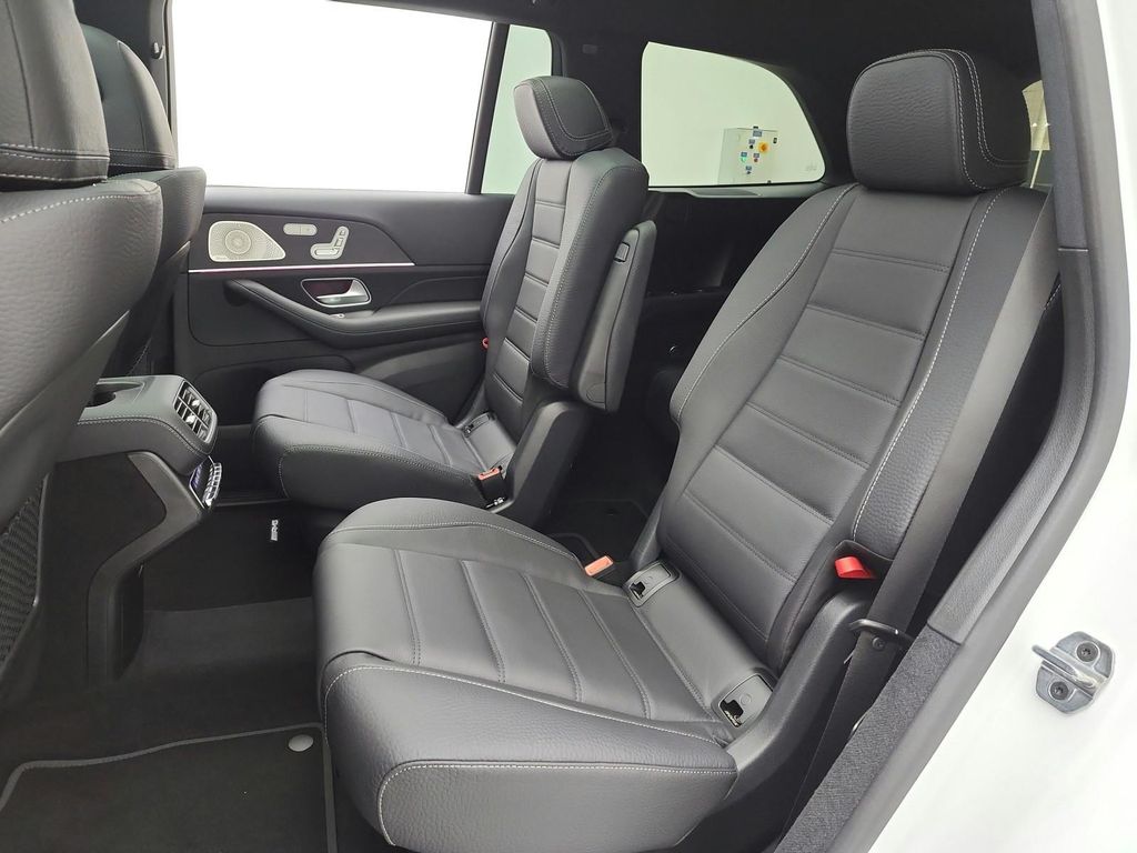 2026 Mercedes-BENZ GLS — миниатюра 11