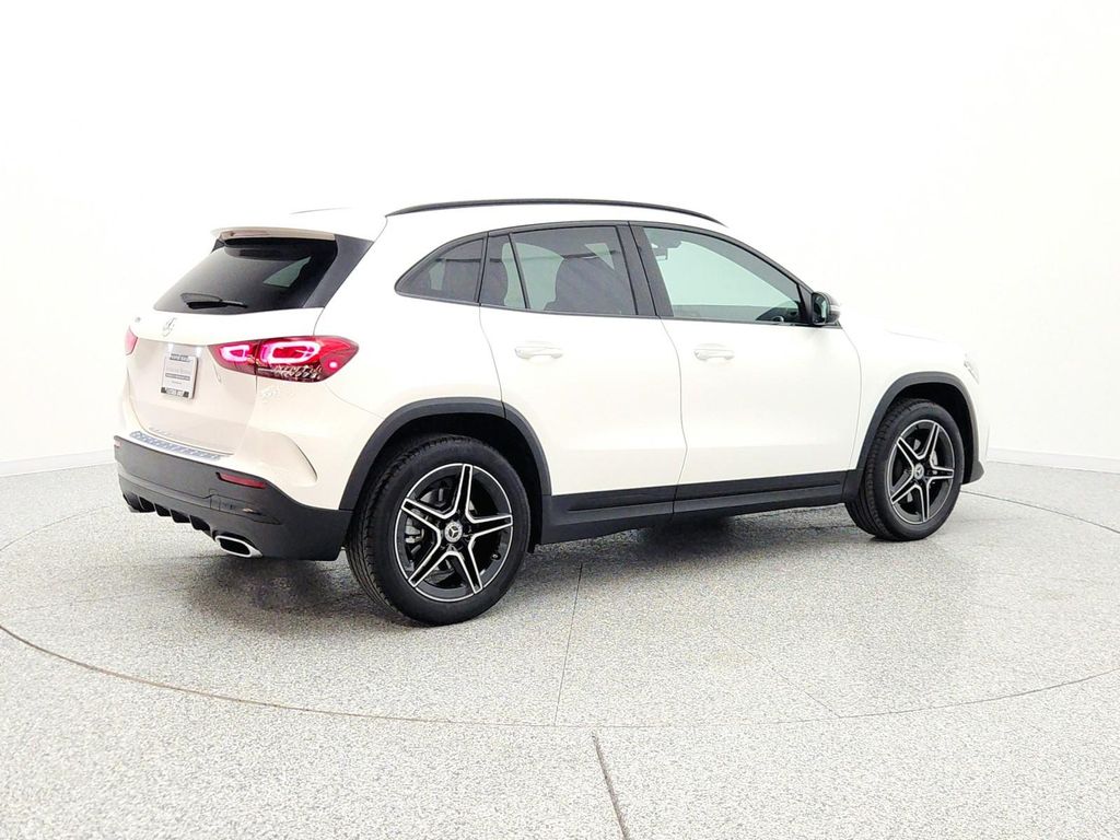 MERCEDES-BENZ GLA - 5