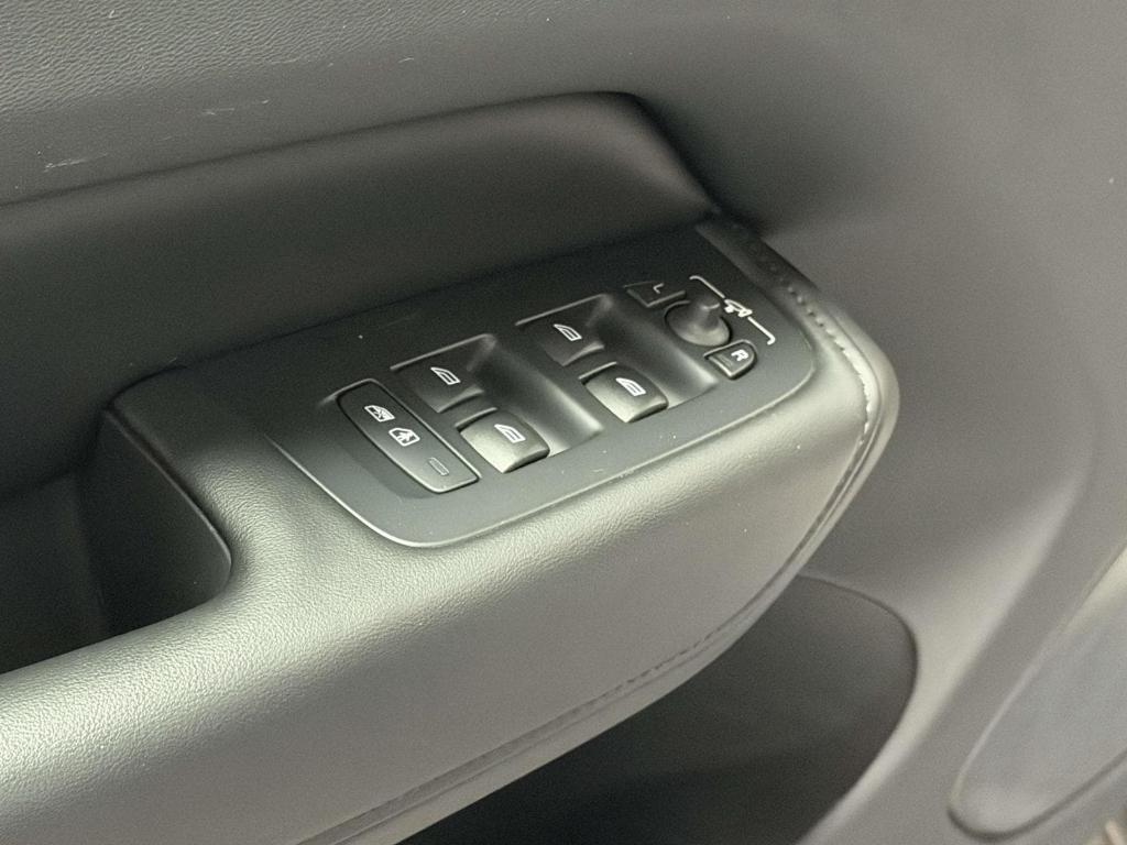 2024 Volvo XC60 B5 PLUS DARK THEME — миниатюра 17