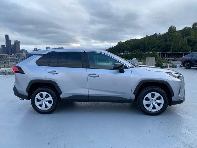 صورة 3 لـ 2025 Toyota RAV4 LE