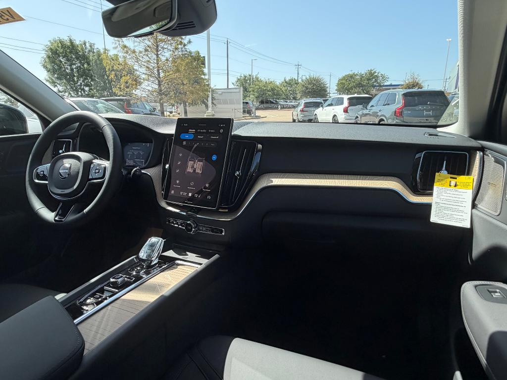 2027 Volvo XC60 PLUS photo 10