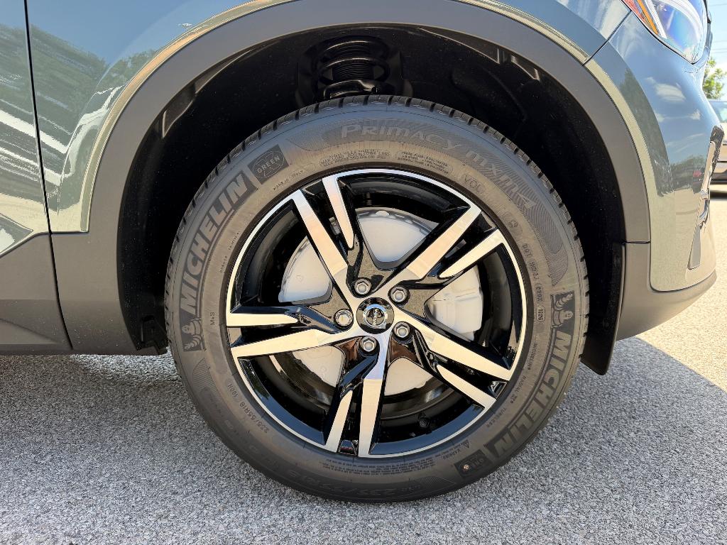 2026 Volvo XC40 B4 CORE — фото 7