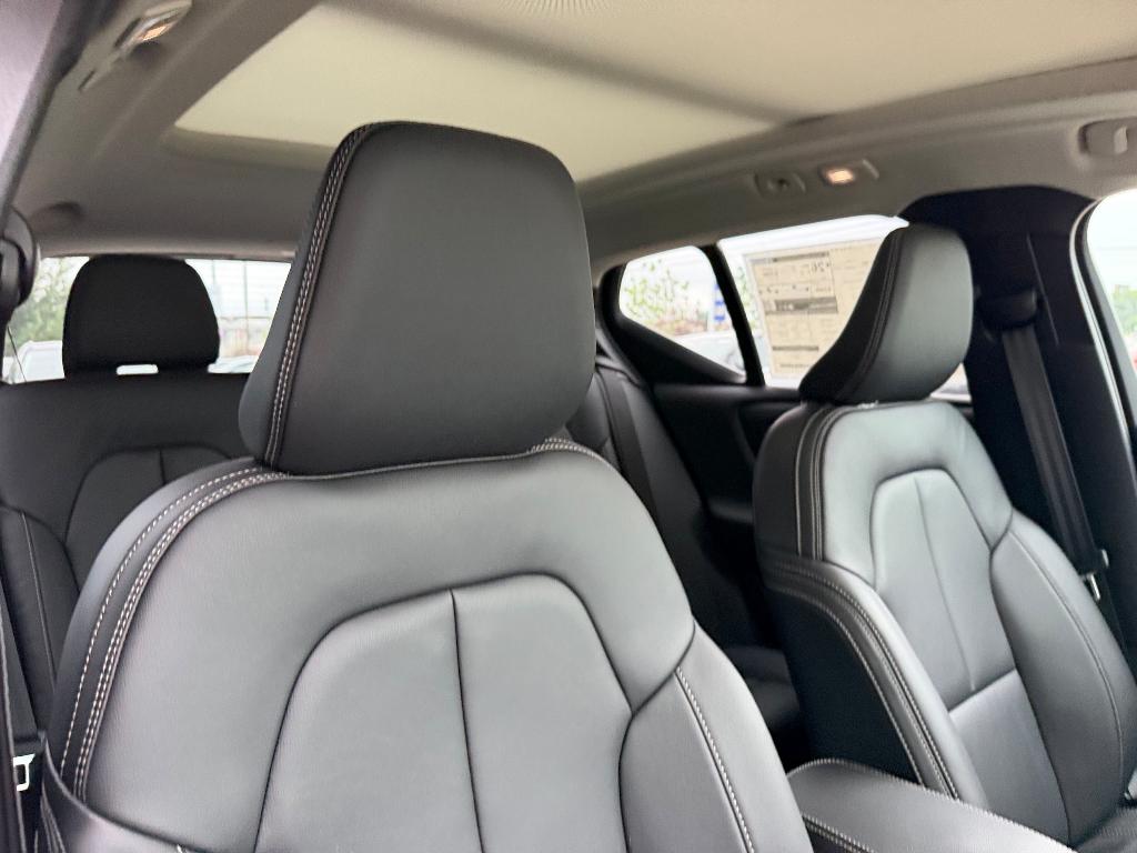 2026 Volvo XC40 B5 PLUS — фото 9