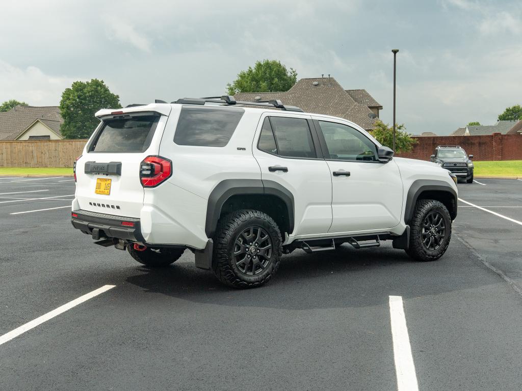 2026 Toyota 4RUNNER SR5 — фото 6