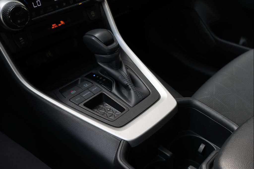 2025 Toyota RAV4 XLE — миниатюра 33