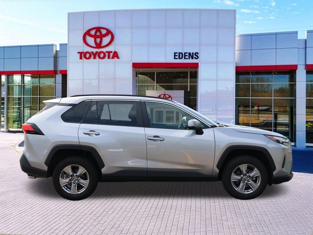 2025 Toyota RAV4 XLE — фото 2
