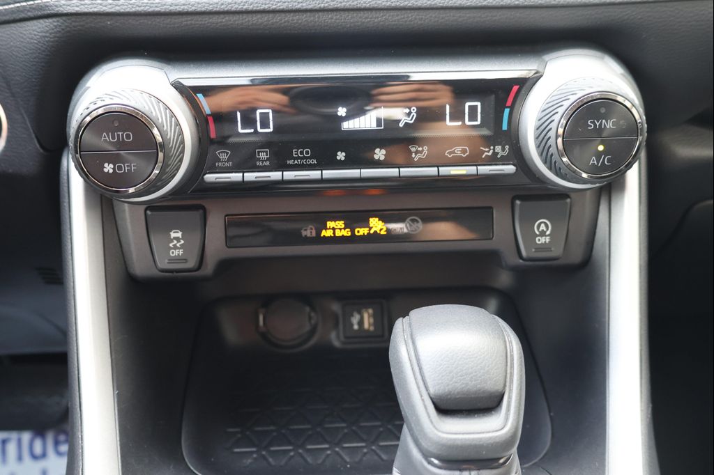2025 Toyota RAV4 XLE — миниатюра 32
