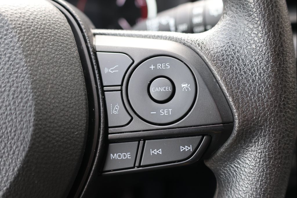 2025 Toyota RAV4 XLE — миниатюра 26