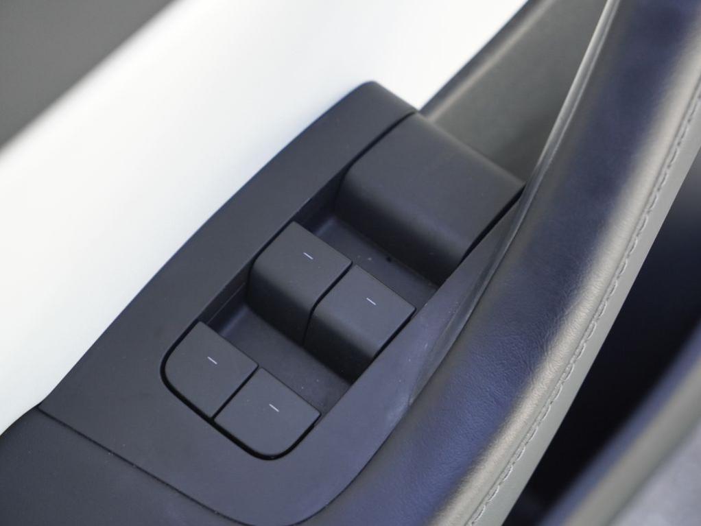 TESLA MODEL Y LONG RANGE - 9