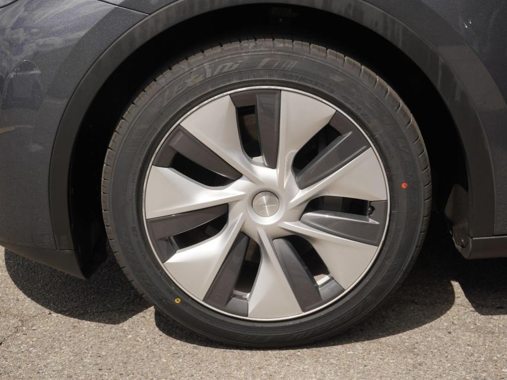 TESLA MODEL Y LONG RANGE - 7