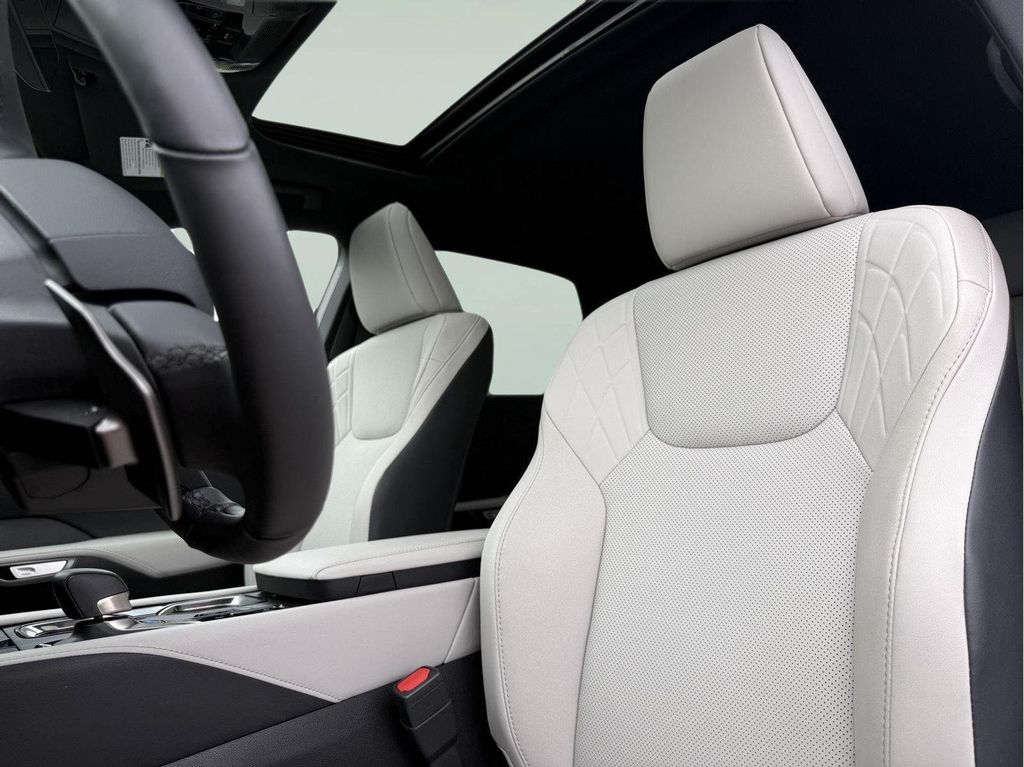 صورة 10 لـ 2025 Lexus RX 350 F SPORT DESIGN