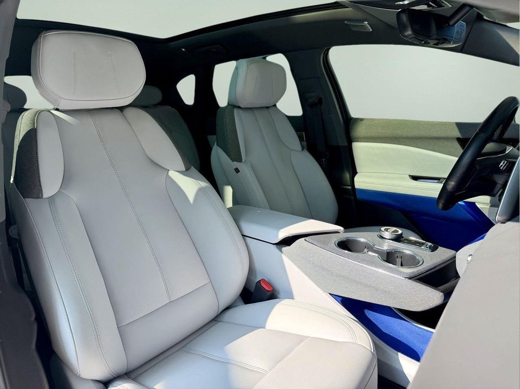 2025 Cadillac OPTIQ LUXURY 1 AWD — фото 24