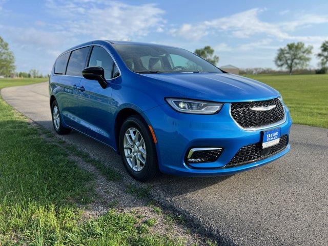 New 2026 Chrysler Pacifica Select