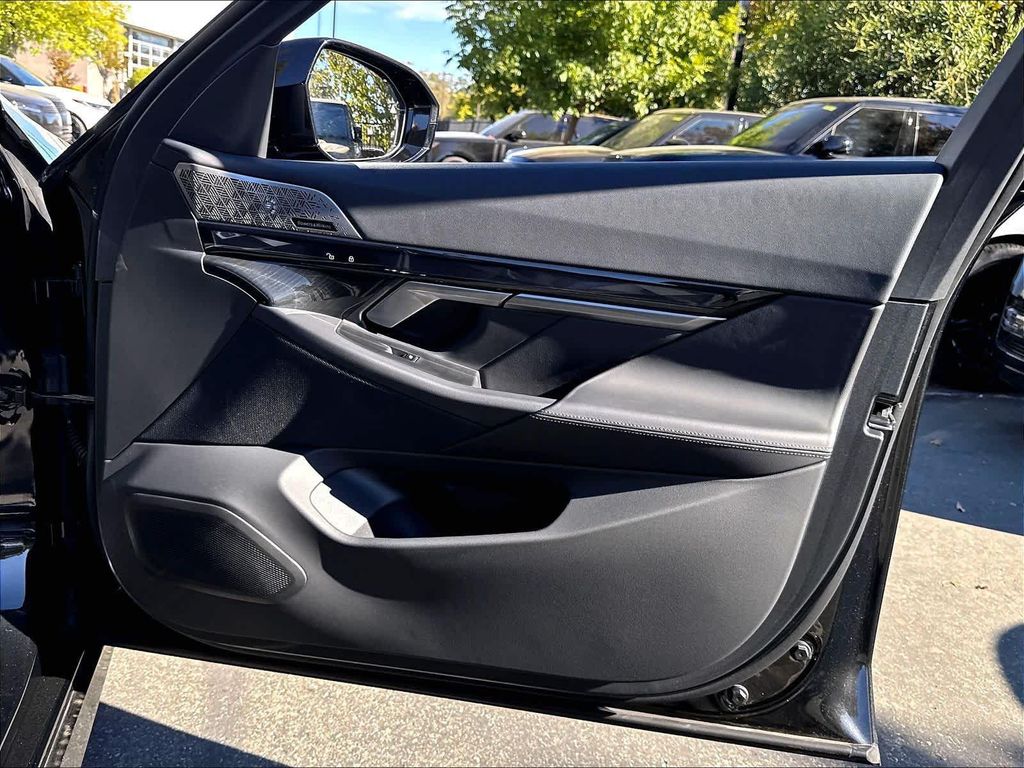 2025 BMW 550E XDRIVE 缩略图 24