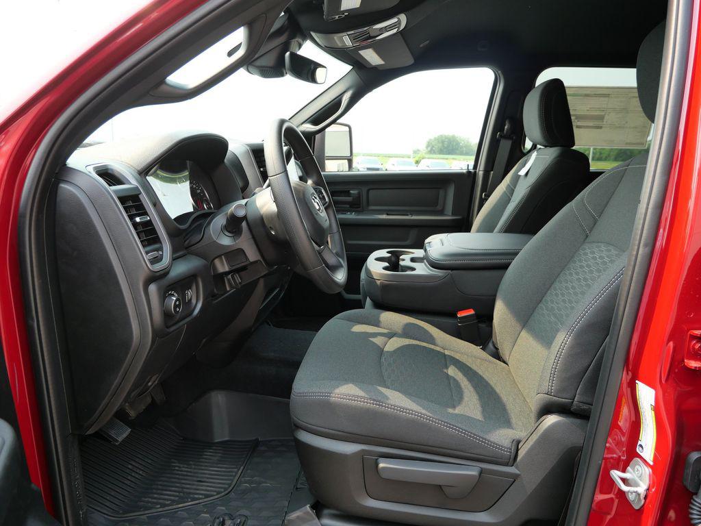 صورة 5 لـ 2026 RAM 3500 TRADESMAN CREW CAB 4X4 8' BOX