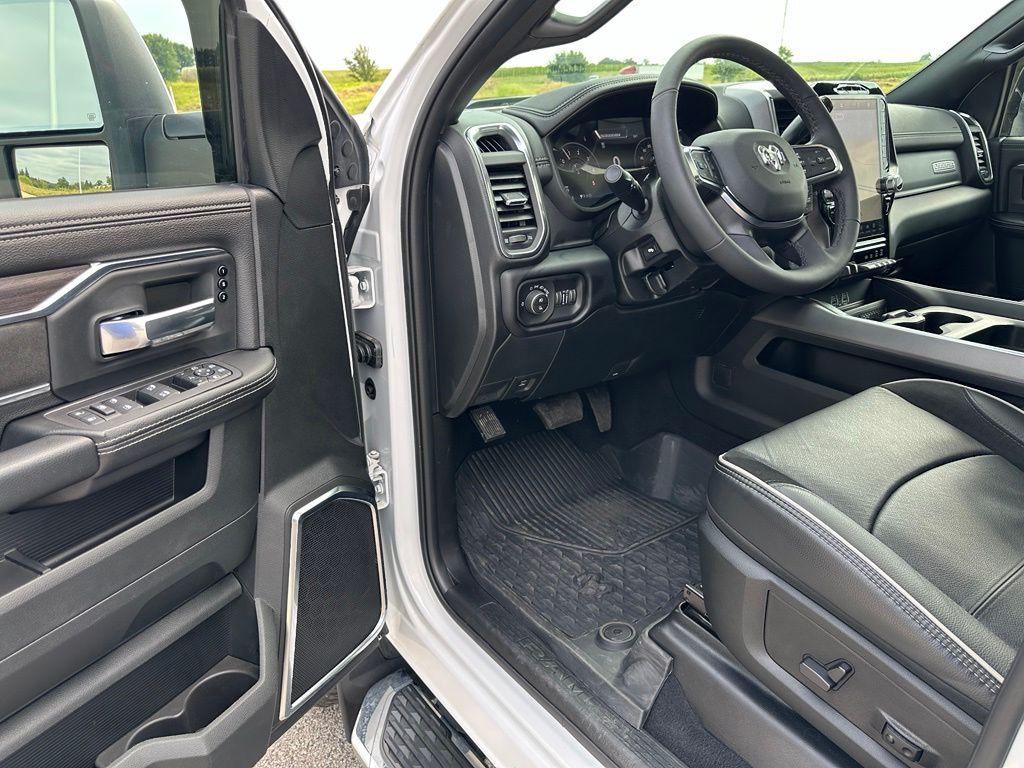 2026 RAM 3500 LARAMIE MEGA CAB 4X4 6'4' BOX — фото 3